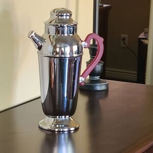 Vintage cocktail shakers chrome with red bakelite handle❤️